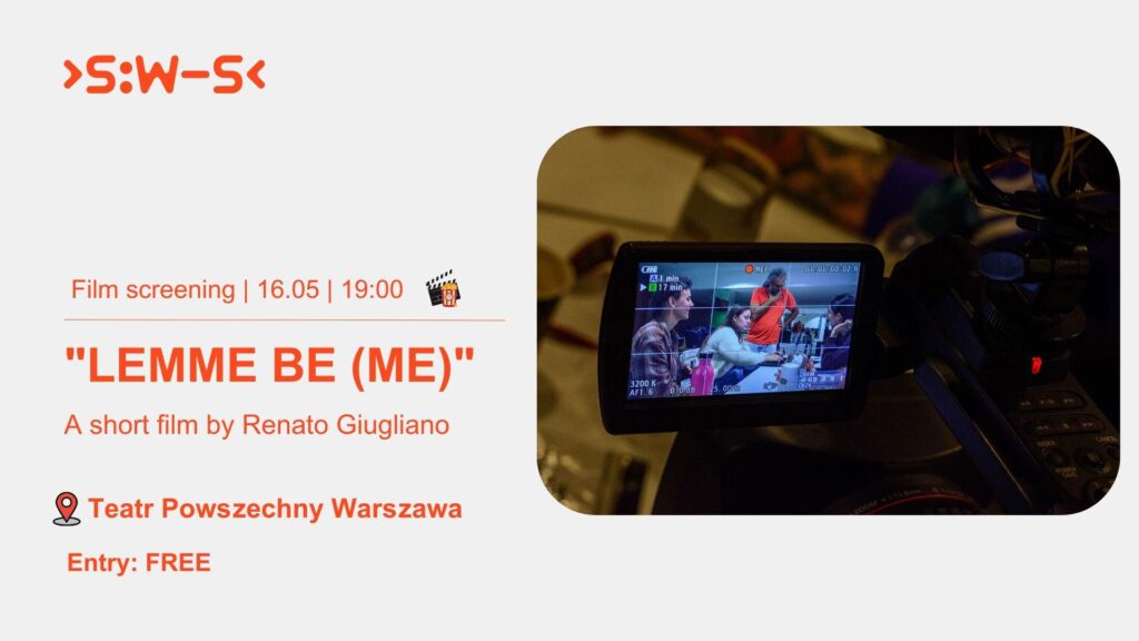 Na jasno-szarym tle informacje o pokazie pomarańczowym kolorem a po prawej części grafiki zdjęcie z warsztatów z młodzieżą, którą widać przez wyświetlacz kamery cyfrowej.